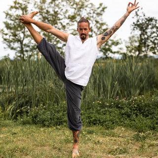 Ľanová mikina bez rukávov s kapucňou